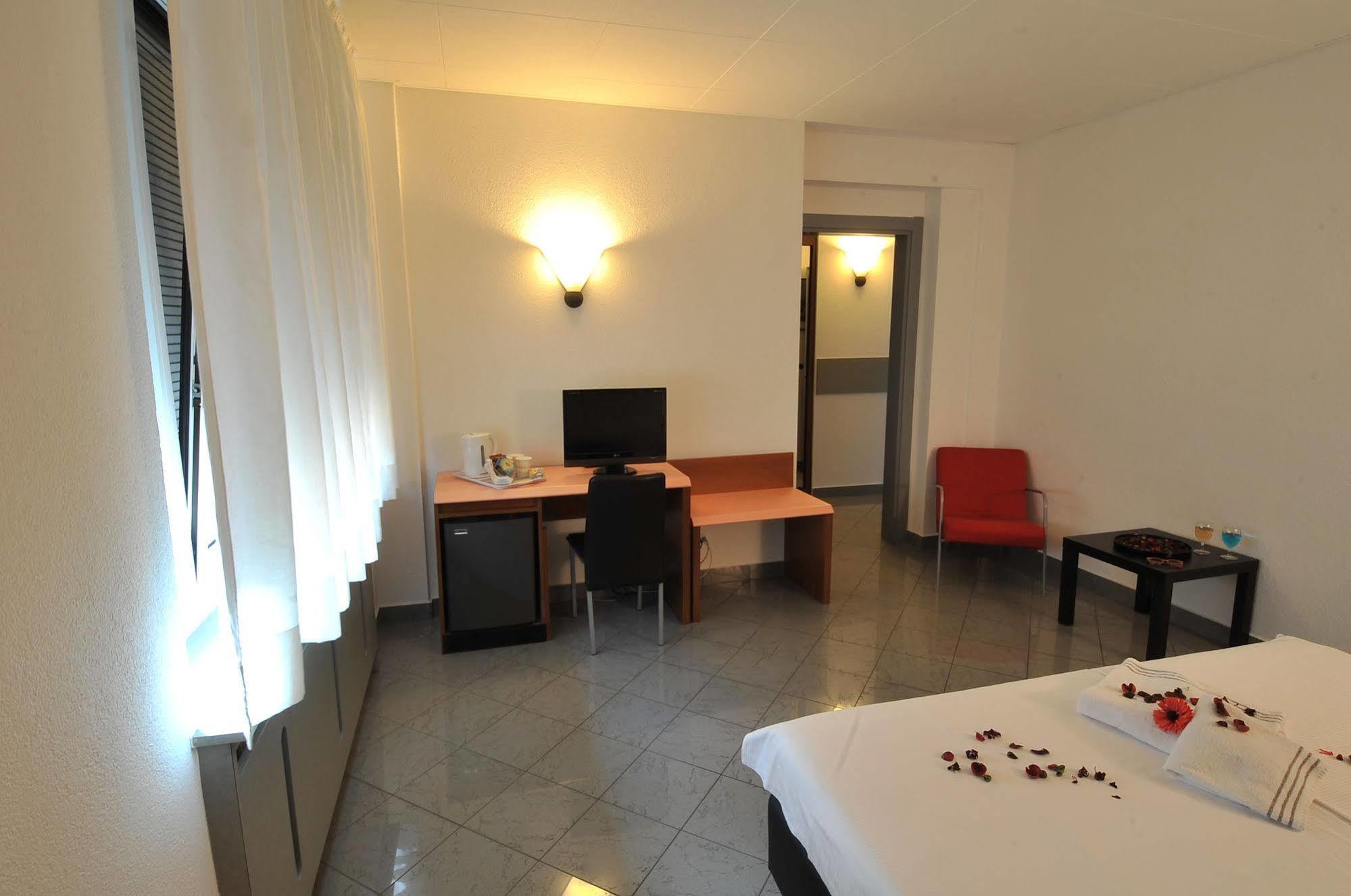 Hotel Bahnhof Haus Chiasso Eksteriør bilde