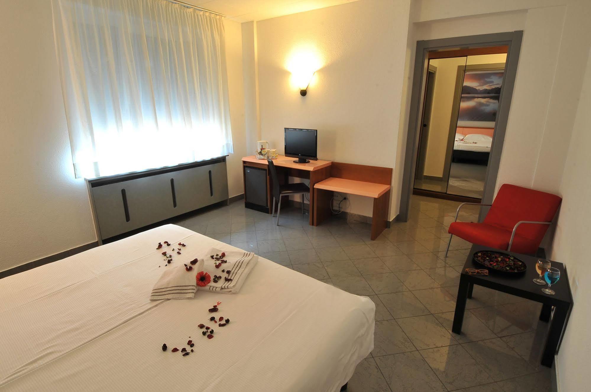 Hotel Bahnhof Haus Chiasso Eksteriør bilde
